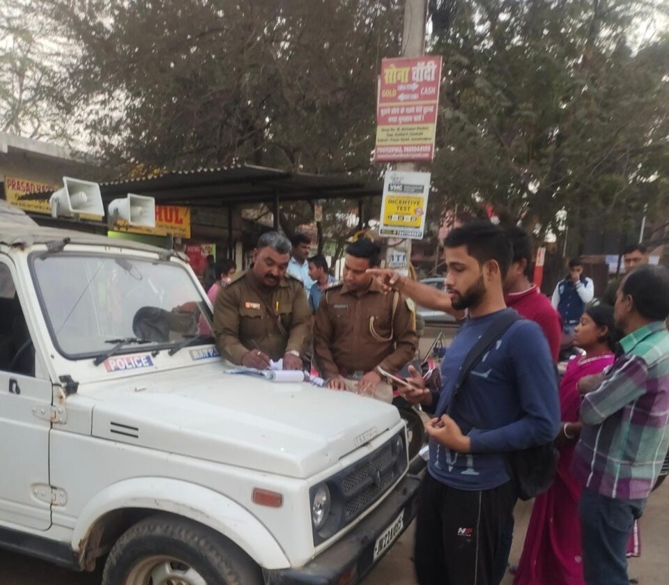 Saraikela : सड़क सुरक्षा जागरूकता अभियान चलाते हुए, वाहन चेकिंग कर वसूला गया फाइन, वही स्कूलों में भी ट्रैफिक नियमों और अनुशासन पढ़ाया आर आई टी थाना प्रभारी ने पाठ…