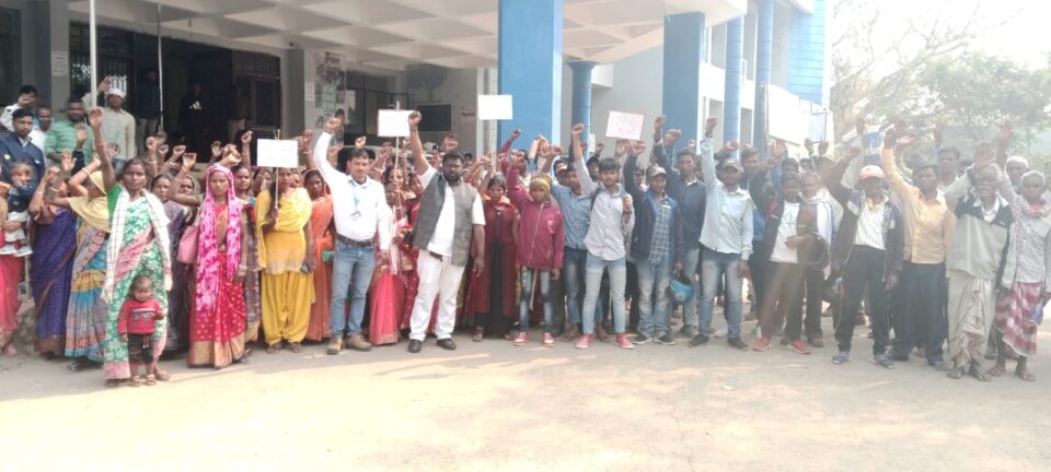 नारी शक्ति महिला मंडल जन वितरण प्रणाली की दुकान के खिलाफ 207 कार्ड धारी जिला समाहरणालय पहुंच किया यलगार; उपायुक्त को मांग पत्र सौंपते हुए कहा….. – Vananchal 24TV Live – वनांचल 24TV लाइव
