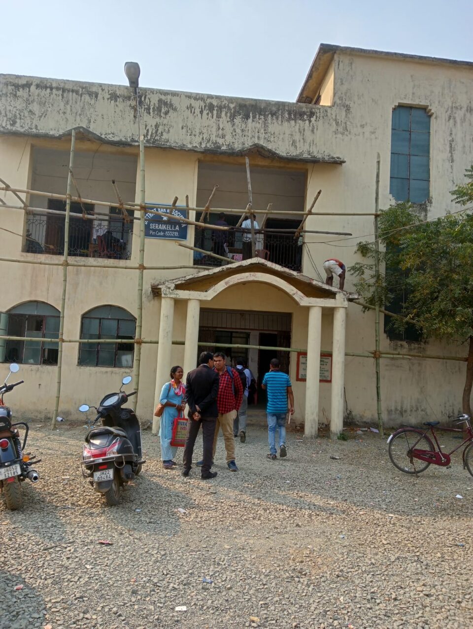 SARAIKELA NEWS  : सामुदायिक भवन सह बार भवन का मरम्मति कार्य प्रारंभ होने से अधिवक्ताओं में हर्ष…