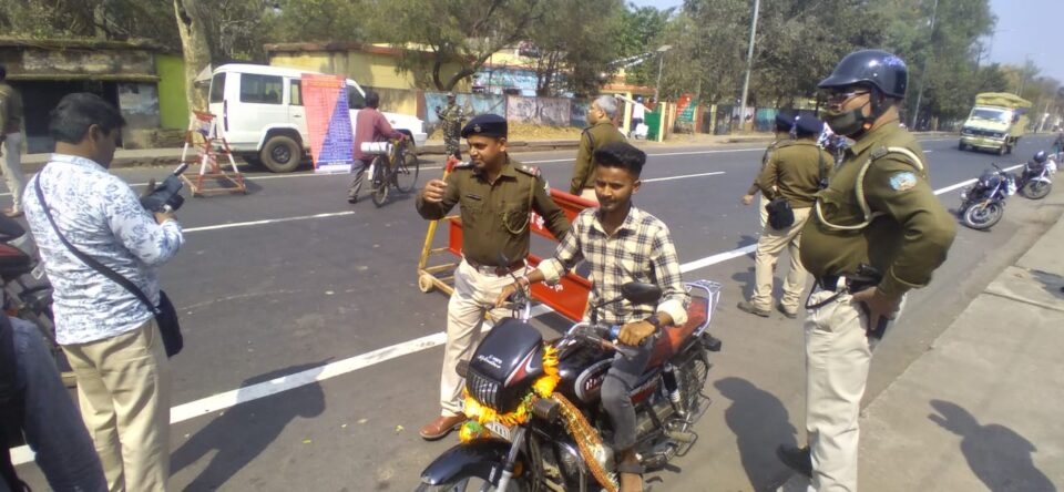 SARAIKELA NEWS : डीएसपी के नेतृत्व में चली सघन वाहन चेकिंग अभियान . . . 