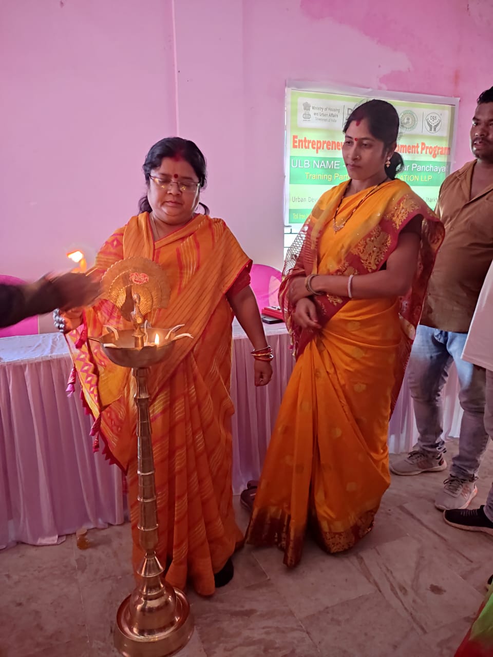 SARAIKELA  NEWS : शहरी आजीविका मिशन के तहत महिला उद्यमियों के छह दिवसीय प्रशिक्षण का हुआ शुभारंभ . . .