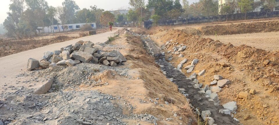 Silly माही कंस्ट्रक्शन के द्वारा निर्माण सड़क के गार्डवाल में अनियमिता, ग्रामीण जांच की मांग की…