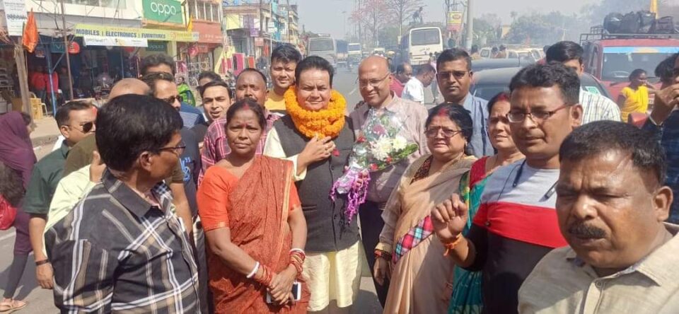 राष्ट्रपति के हाथों सम्मानित होकर लौटने पर ब्रजेंद्र पटनायक का हुआ भव्य स्वागत . . . – Vananchal 24TV Live – वनांचल 24TV लाइव