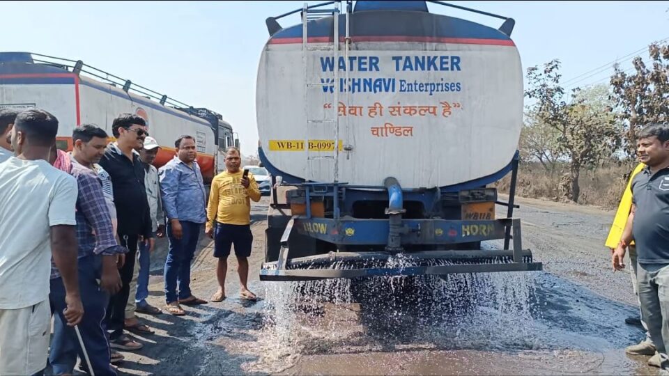 एनएचएआई के संवेदनहीनता का दंश झेल रहे चांडिल वासियों ,  धूल की समस्या से निजात दिलाने के लिए हाइवा ऑनर एसोसिएशन चांडिल ने उठाया बीड़ा… – Vananchal 24TV Live – वनांचल 24TV लाइव