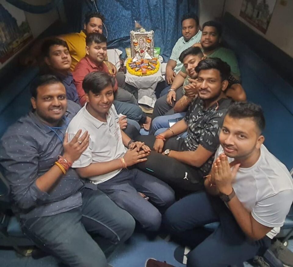 SARAIKELA NEWS :  खाटू निशान यात्रा के लिए खाटू धाम रवाना हुए श्री श्याम मित्र मंडल के सदस्य . . . 