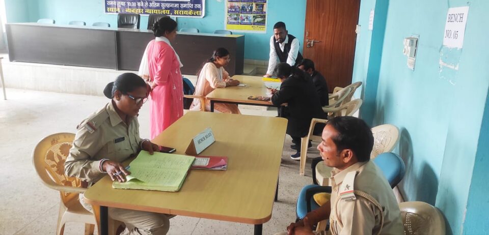 SARAIKELA NEWS : विशेष मध्यस्थता अभियान में एनआई एक्ट के 6 मामलों का हुआ निष्पादन . . . 