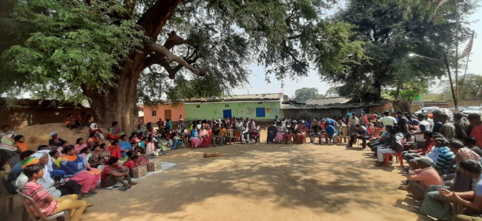 Ranchi :  भूमि विवाद के कारण बेघर हुए मल्टी गांव निवासी बबलू कच्छप व अन्य परिवार के सदस्य….