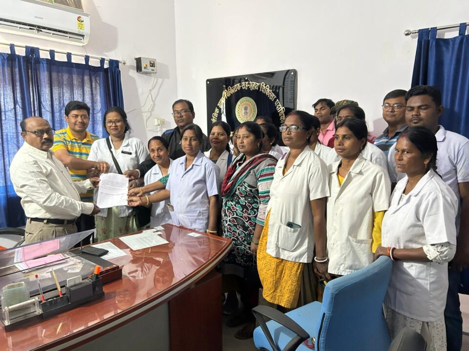 SARAIKELA NEWS : अनिश्चितकालीन हड़ताल से लौटे अनुबंधित पारा चिकित्साकर्मी; सिविल सर्जन के समक्ष दिया योगदान . . .