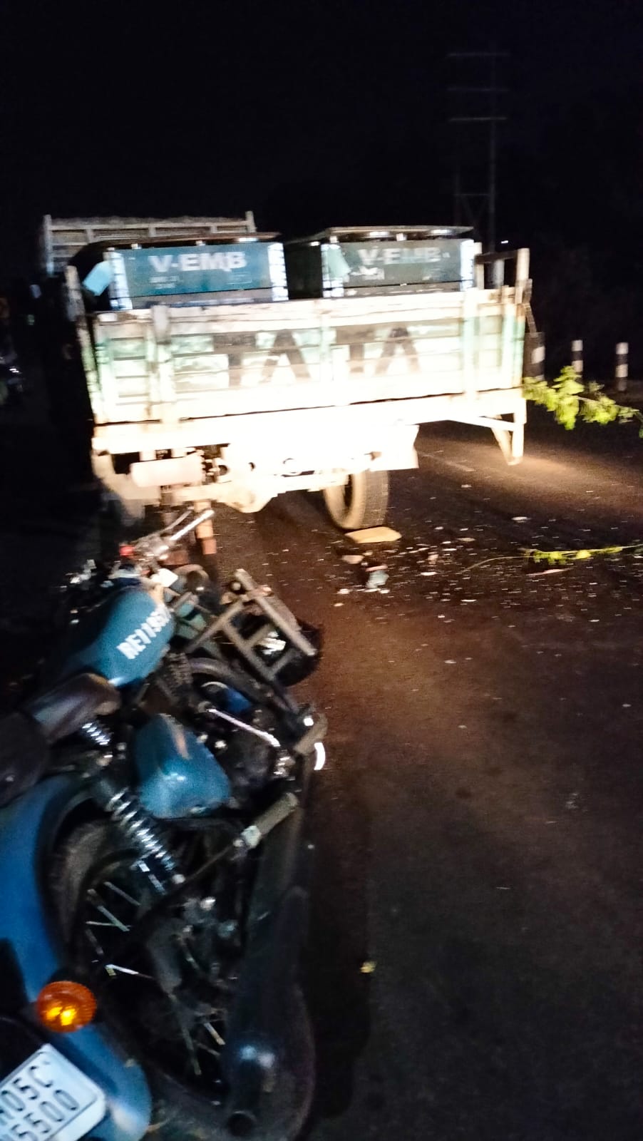 SARAIKELA NEWS : सड़क पर खड़ी मालवाहक 407 वाहन से टकराई बुलेट बाइक; हेलमेट ने बचाई जान . . .