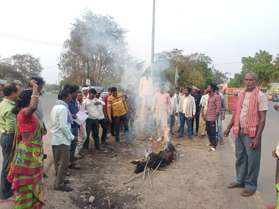 राजनगर में आदिवासी दिशोम जाहेर गाड़ कमेटी ने राँची विधायक सीपी सिंह, किरण कुमारी पासी, बांके बिहारी सिंह एवं मसूदी टुडू का पुतला दहन कर जताया विरोध। – Vananchal 24TV Live – वनांचल 24TV लाइव