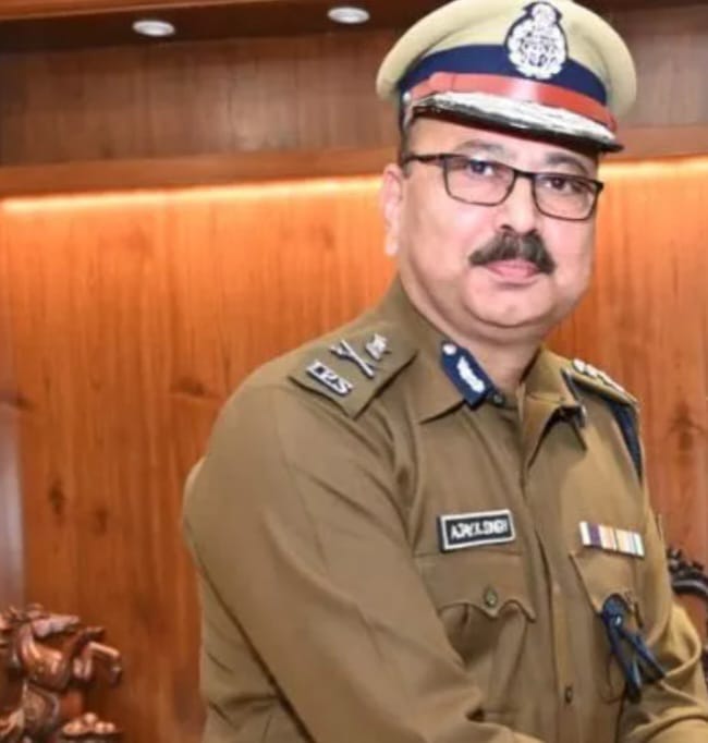 कोल्हान प्रमंडल के एक जिले के तीन थानेदार पांच 5 वर्षों से 5 किलोमीटर के दायरे में पड़ोसी थानेदार बने रहने को लेकर है, चर्चाओं में … – Vananchal 24TV Live – वनांचल 24TV लाइव