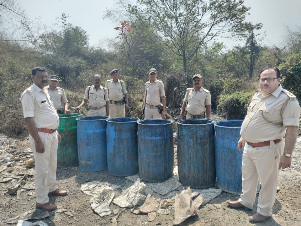Saraikela : उपायुक्त के आदेश पर उत्पाद निरीक्षक ने चलाया अवैध शराब के खिलाफ अभियान…