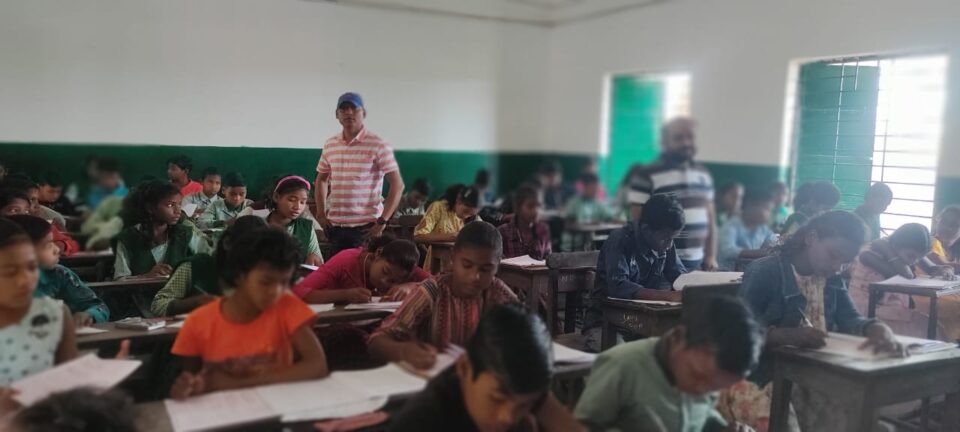 SARAIKELA NEWS ; आश्रम विद्यालय, एकलव्य मॉडल विद्यालय और आवासीय विद्यालयों में प्रवेश के लिए शांतिपूर्ण संपन्न हुई प्रवेश परीक्षा . . .