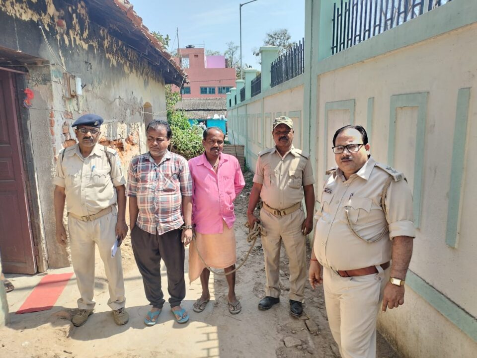 Seraikela सरायकेला में अवैध शराब भट्टी के खिलाफ अभियान, उत्पाद निरीक्षक ने खरसावां थाना क्षेत्र से दो को किया गिरफ्तार…
