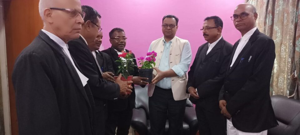 Saraikela झारखंड उच्च न्यायालय के न्यायमूर्ति रत्नाकर भेंगरा का सरायकेला आगमन, डिस्ट्रिक्ट बार एसोसिएशन ने सौंपा 6 सूत्री ज्ञापन