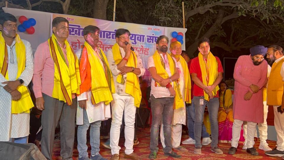 Jamshedpur : अखिल भारतीय युवा संघ के होली मिलन समारोह में शामिल हुए पूर्व आयुक्त विजय कुमार सिंह…