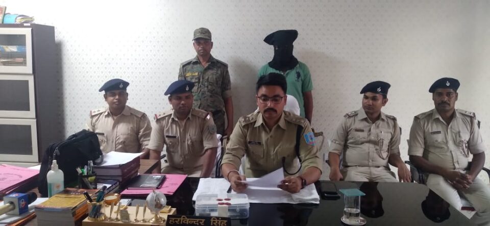महिला को उसके भतीजे ने ही मारी थी गोली, गिरफ्तार,घटना में प्रयुक्त देशी कट्टा, एक खोखा व एक्टीवा स्कूटी भी बरामद… – Vananchal 24TV Live – वनांचल 24TV लाइव