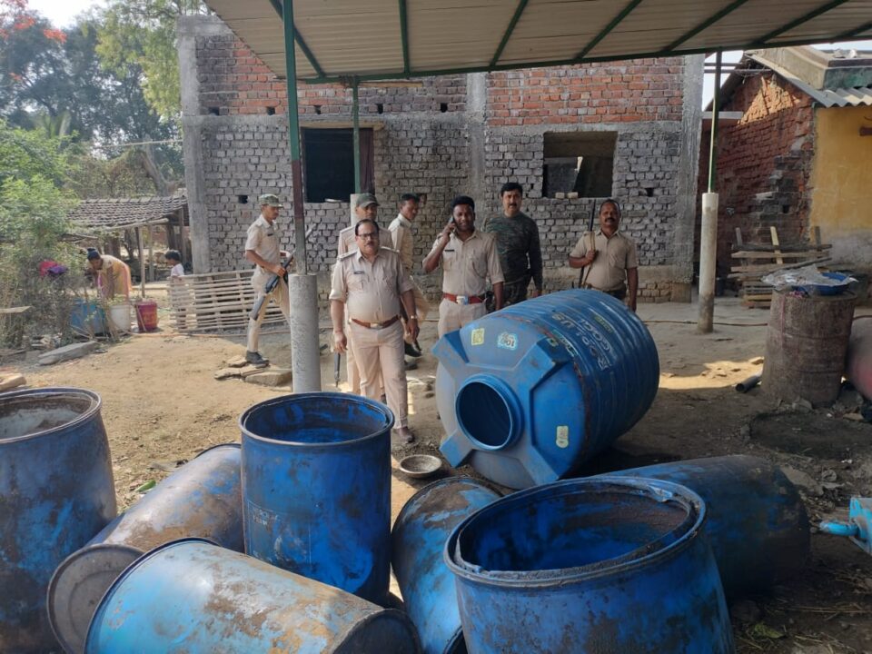 Saraikeka : होली के दिन भी नहीं छोड़ा उत्पाद विभाग डाकीन बेसरा पर किया एफ आई आर….