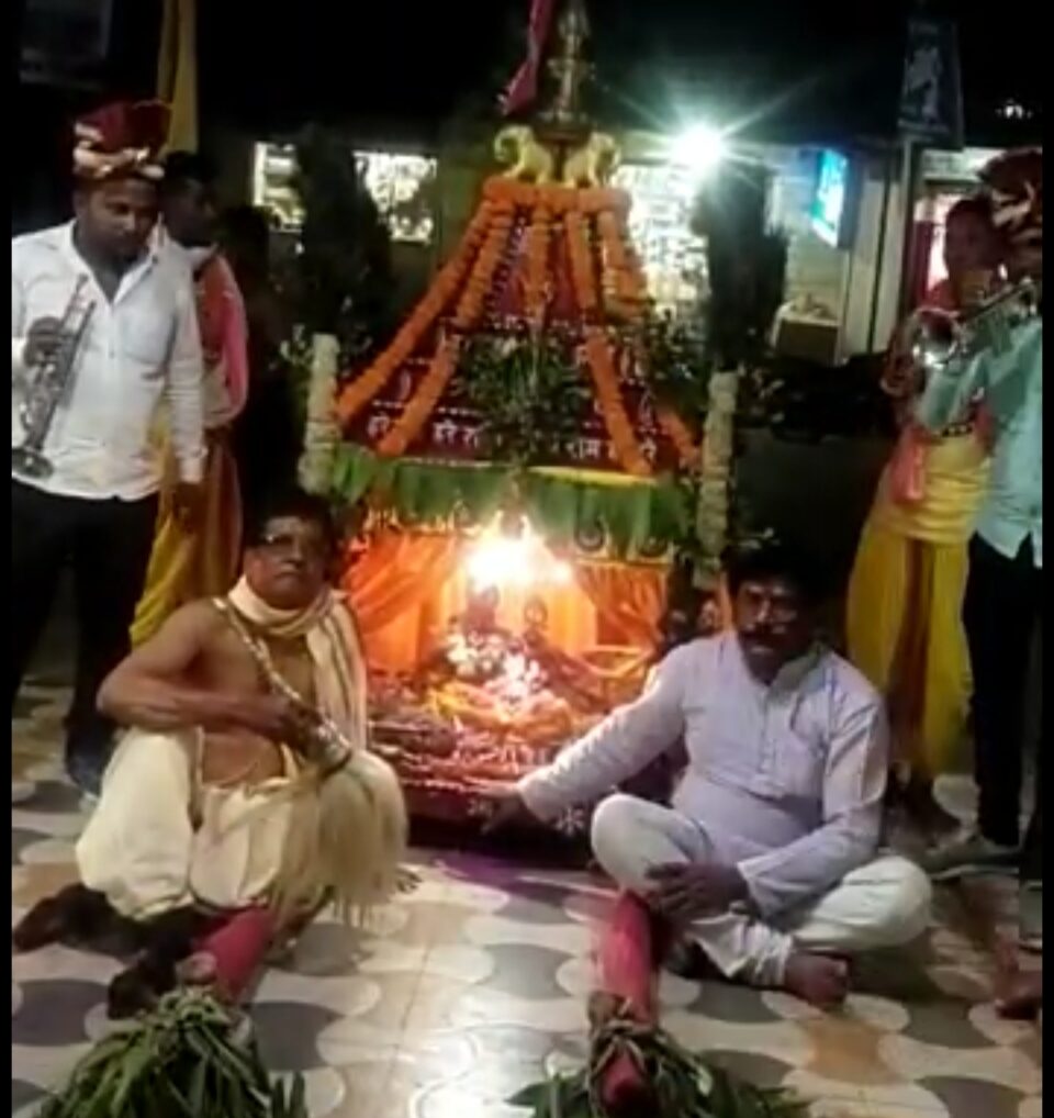 SARAIKELA NEWS : दोले तू दल गोविंदम, जापे तू मधुसूदनम… के जयकारे के साथ सरायकेला में निकली दोल यात्रा; नगरवासियों ने कान्हा के संग खेली गुलालों वाली होली. . .