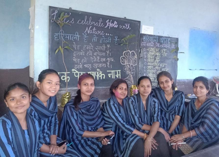 SARAIKELA NEWS : हरियाली है तो होली है की थीम पर मनाये होली और विश्व महिला दिवस . . .
