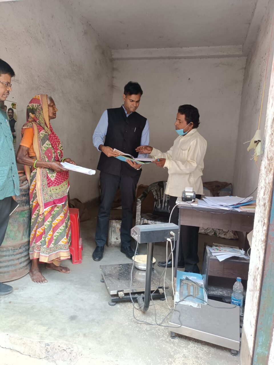 आदित्यपुर गम्हरिया क्षेत्र के दो पीडीएस दुकानों का उपायुक्त ने किया निरीक्षण… – Vananchal 24TV Live – वनांचल 24TV लाइव