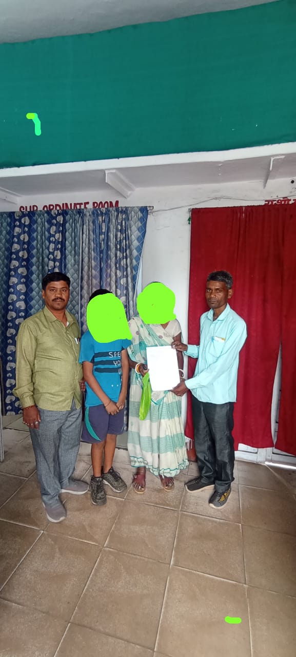 Saraikela : बाल कल्याण समिति ने भटके बालक को परिजनों को सौंपा…