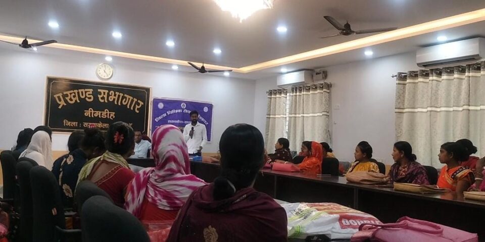 SARAIKELA NEWS : डालसा द्वारा विधिक साक्षरता कार्यक्रम में महिलाओं को किया गया जागरूक . . .
