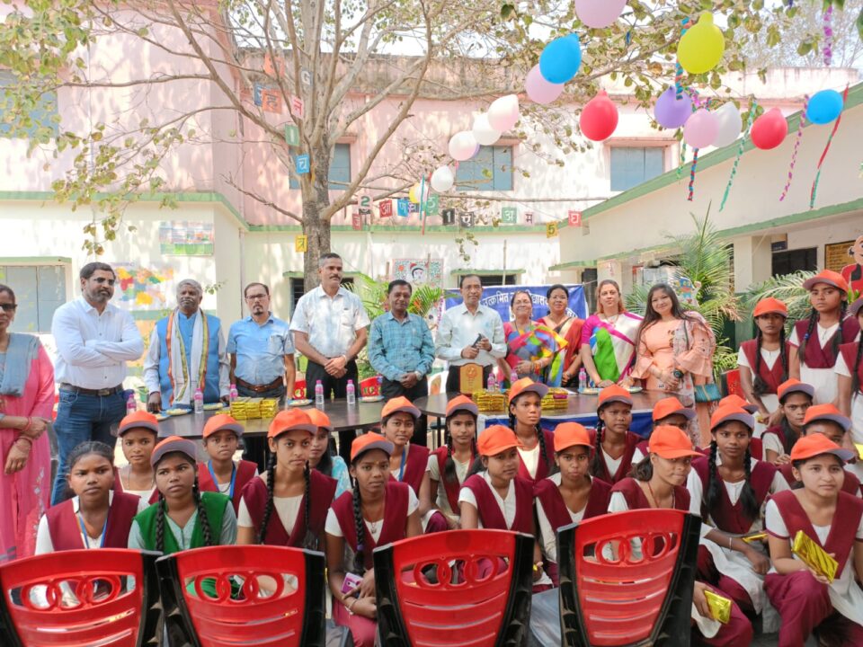 जिला शिक्षा पदाधिकारी जितेंद्र सिन्हा ने उउवि न्यू कॉलोनी के विद्यार्थियों को के विदाई समारोह में दिए आशीर्वचन; दिव्यांग विद्यार्थियों के शौचालय का किया उद्घाटन. . . – Vananchal 24TV Live – वनांचल 24TV लाइव