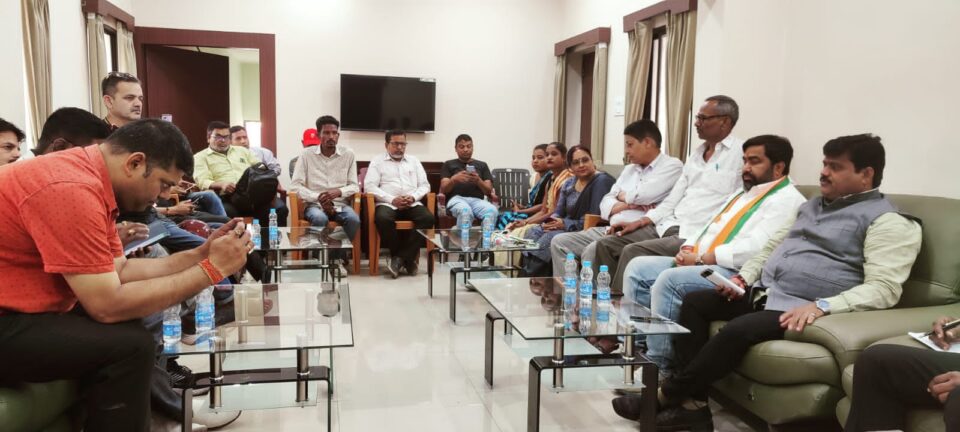 राजभवन मार्च को सफल बनाने को लेकर जिला कांग्रेस कमेटी ने की बैठक . . . – Vananchal 24TV Live – वनांचल 24TV लाइव