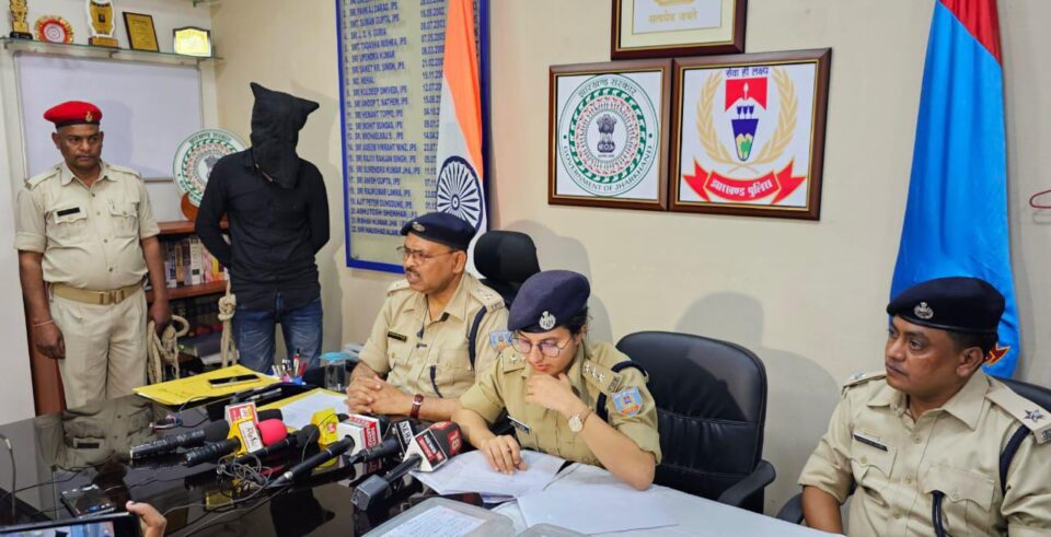 नौ दिनों में कल्लू हत्या का टाटीसिल्वे पुलिस ने किया खुलासा, एक अवैध देशी पिस्तौल एवं कट्टा और 19 गोली के साथ अपराधी को तमाड़ से किया गिरफ्तार… – Vananchal 24TV Live – वनांचल 24TV लाइव