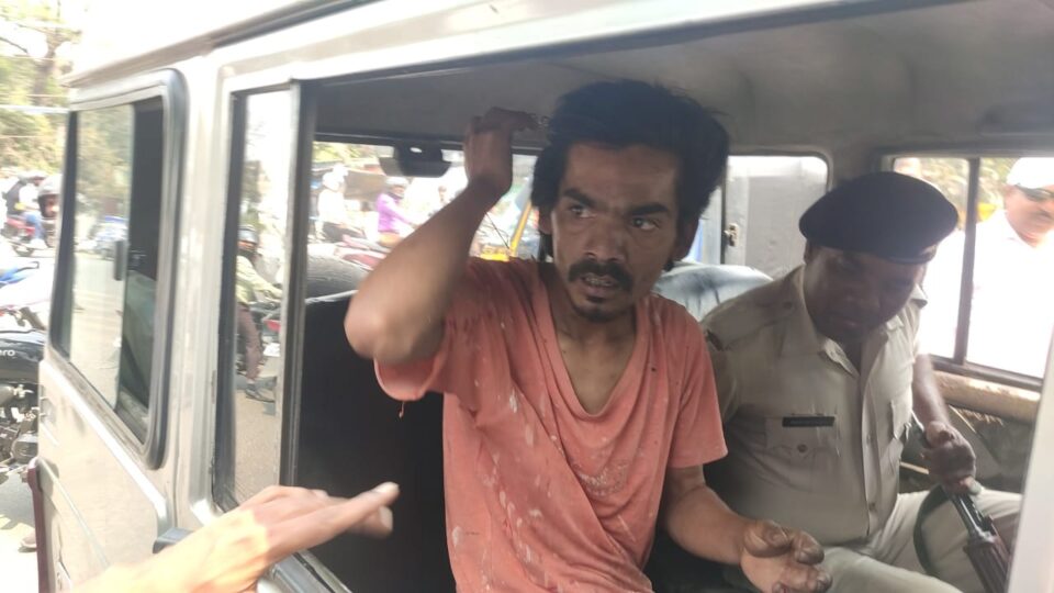 Jamshedpur : जमशेदपुर में चिन्दी चोरों का बोलबाला दिनदाहाड़े दे रहे है चोरी की घटना को अंजाम, एसएसपी के कार्यालय के समीप साईकिल की चोरी, एक गिरफ्त में दुसरा साईकिल लेकर फरार..