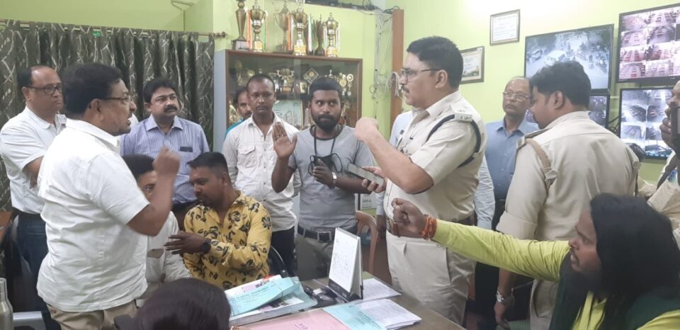 Jamshedpr परीक्षा में फेल करने के बाद टैगोर सोसाईटी हाई स्कूल प्रबंधन ने बच्चों को दिखाया बाहर का रास्ता, परिजनों ने किया हंगामा… – Vananchal 24TV Live – वनांचल 24TV लाइव