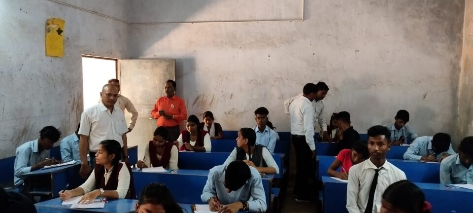 Saraikela : जिले में शुरू हुई मैट्रिक और इंटरमीडिएट की वार्षिक परीक्षा; पहले दिन शामिल हुए 2632 परीक्षार्थी…