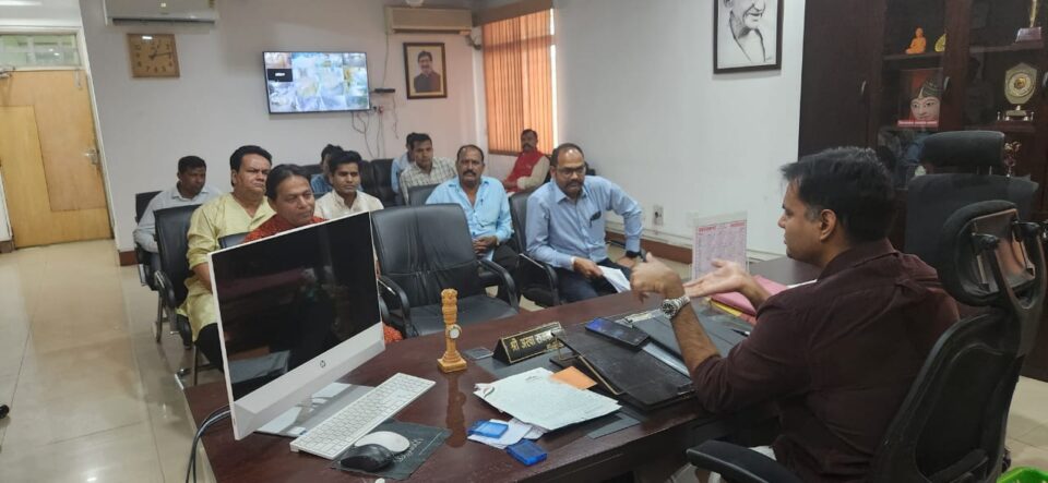 Saraikela : साप्ताहिक जनता दरबार में जिले के विभिन्न क्षेत्र से आए दर्जनों फरियादियों से मिले उपायुक्त; त्वरित निष्पादन के दिए निर्देश…