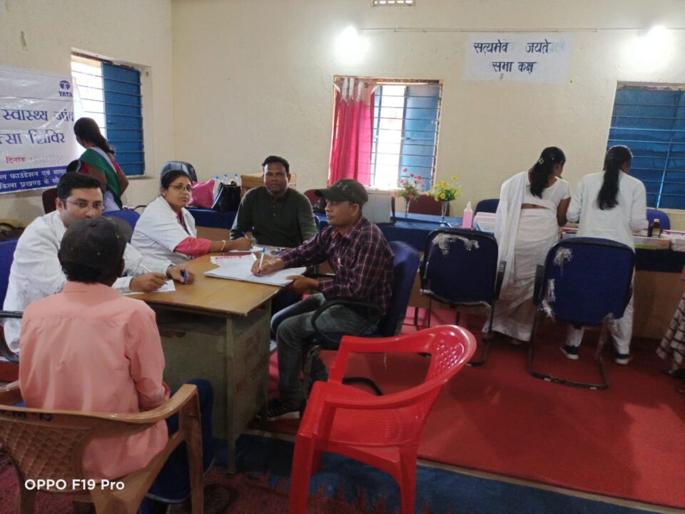 Saraikela : हेल्थ चेक अप कैंप आयोजित कर की गई ग्रामीणों की स्वास्थ्य जांच…
