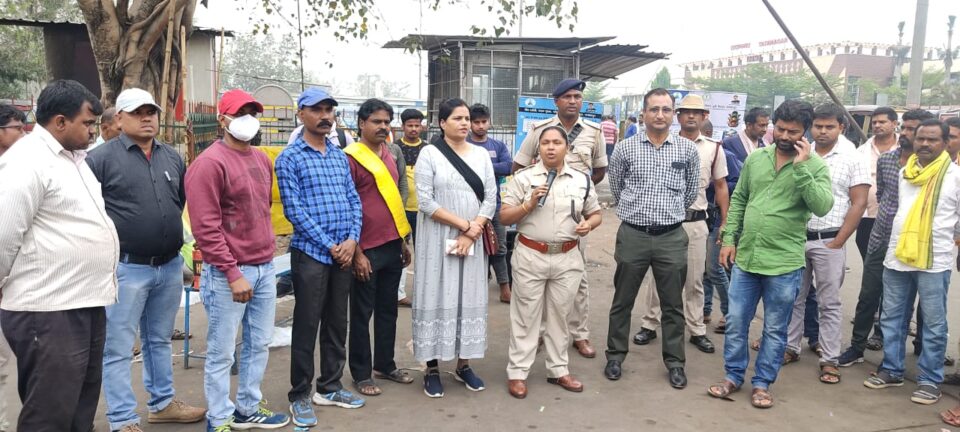 यातायात नियमों से संवंधित नुक्कड़ नाटक का आयोजन, यातायात विभाग ने टाटानगर रेलवे स्टेशन के समक्ष जागरूकता अभियान चलाया….. – Vananchal 24TV Live – वनांचल 24TV लाइव