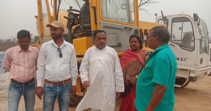 Chandil : कुकडु प्रखंड के तीन सदस्यीय जनप्रतिनिधि टीम ने शीशी चौड़ा के बीच बन रहे पुल का किया निरीक्षण…