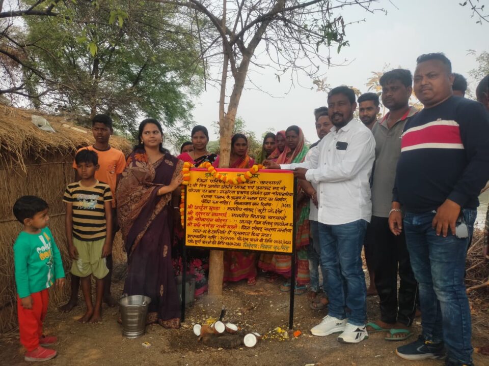 Saraikela : रांगामाटिया गांव के तालाब में स्नान घाट और चेंजिंग रूम का होगा निर्माण; जिप अध्यक्ष ने योजना का किया शिलान्यास…
