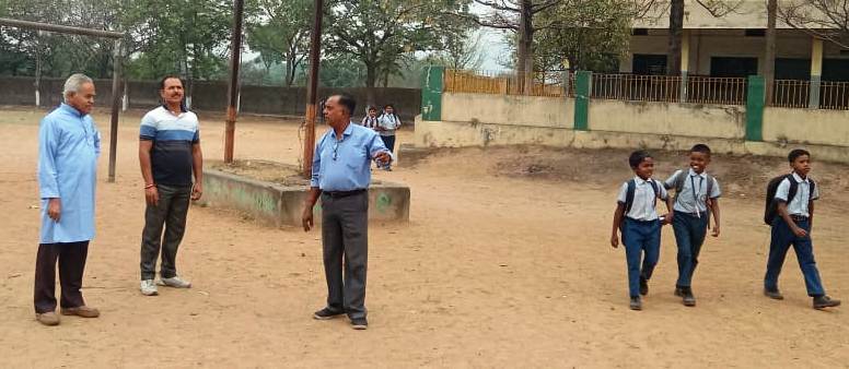 Ramgarh : कैथोलिक आश्रम स्कूल की समस्या जल्द होगी दूर राजू पांडेय, स्कूल की समस्या से अवगत हुए विधायक प्रतिनिधि, समाधान का दिया आश्वासन…