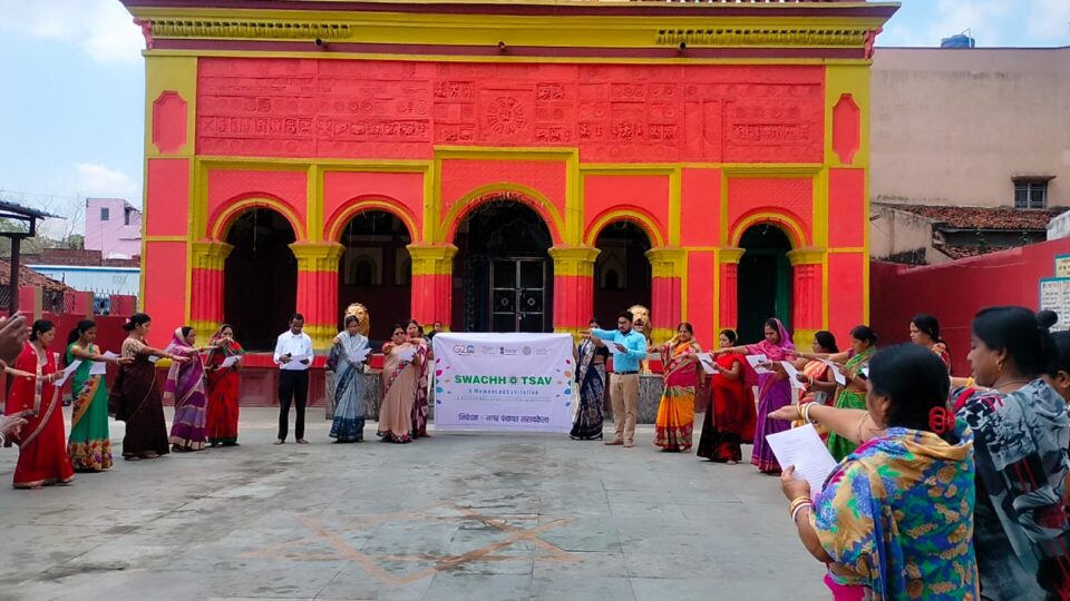Saraikela : स्वच्छोत्सव-2023 के तहत जगन्नाथ श्री मंदिर प्रांगण में स्वच्छता शपथ का किया गया आयोजन…