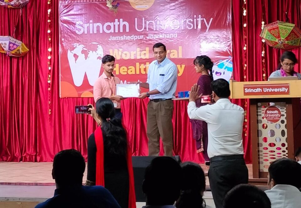 Chandil : चांडिल के कलाकार श्रीनाथ विश्वविद्यालय में दिखा रहे है पेंटिंग का जलवा…