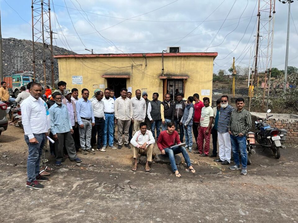 Mandu : अपना मजदूरी राशि पहुंचे कांटा घर मजदूर…