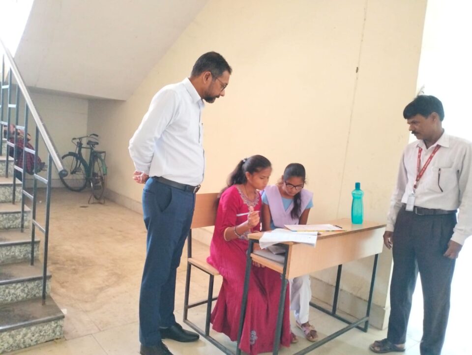 दृष्टिबाधित दिव्यांग छात्रा सुष्मिता साहू श्रुति लेखक के सहयोग से मैट्रिक की परीक्षा में हुई शामिल… – Vananchal 24TV Live – वनांचल 24TV लाइव