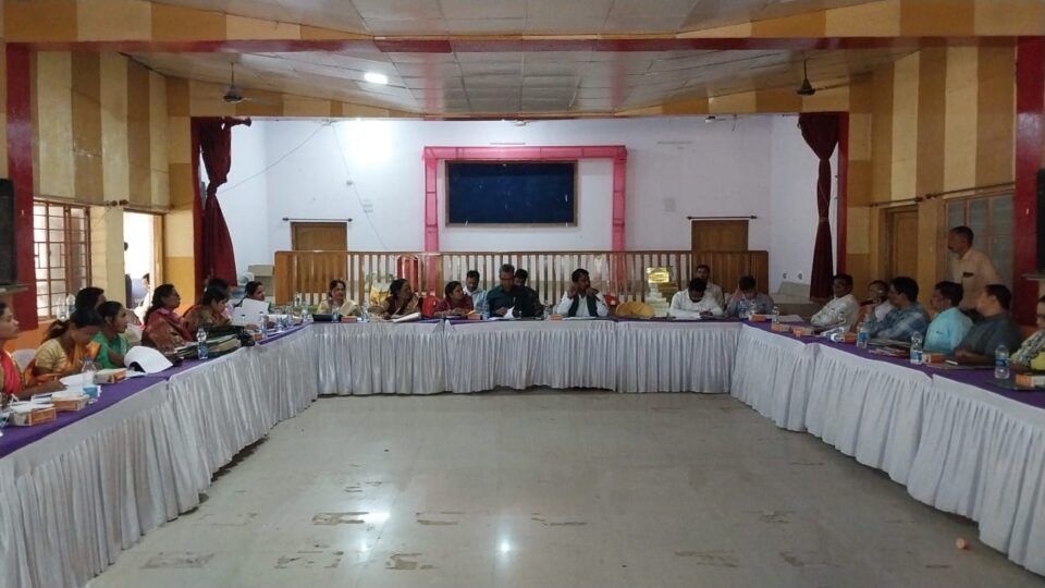 जिला परिषद अध्यक्ष की अध्यक्षता में मासिक समीक्षात्मक बैठक क्या हुआ आयोजन, पदाधिकारियों को दिए गए उचित दिशा निर्देश… – Vananchal 24TV Live – वनांचल 24TV लाइव