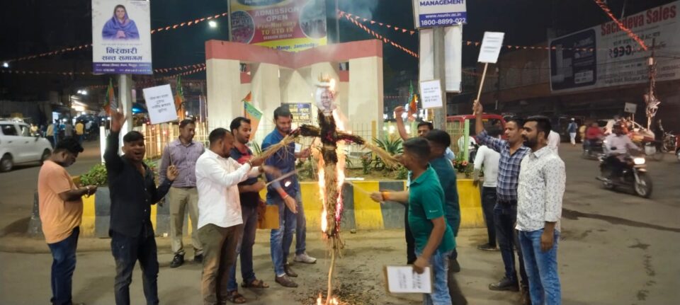 Jamshedpur : मनीष कच्छप के समर्थन में बिहार के मुख्यमंत्री का पूतला दहन…