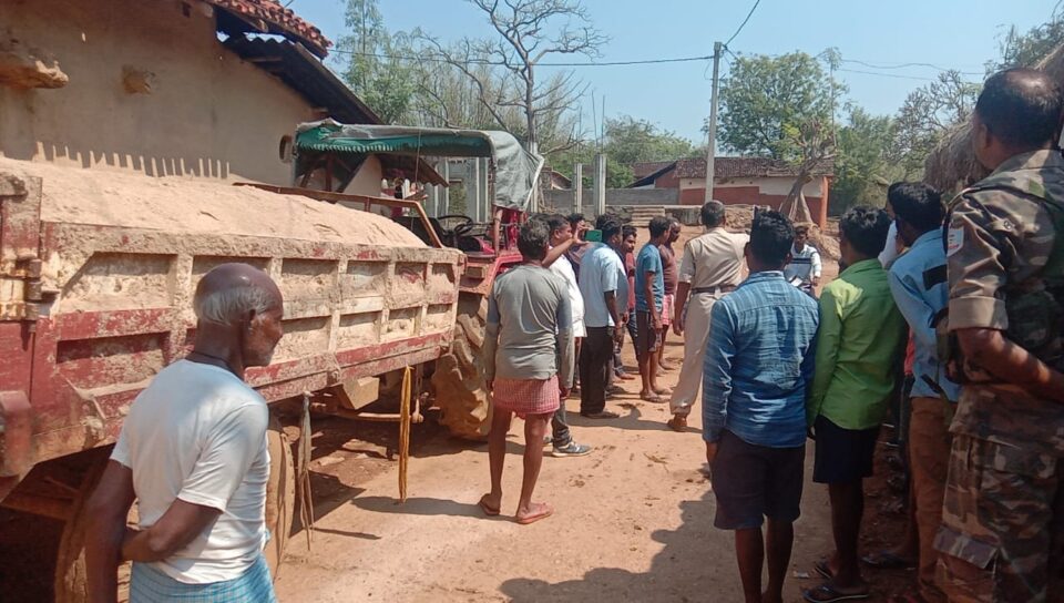 Chandil : ग्रामीणों ने पकड़ा बालू लदे ट्रैक्टर, थाना को सौंपा…