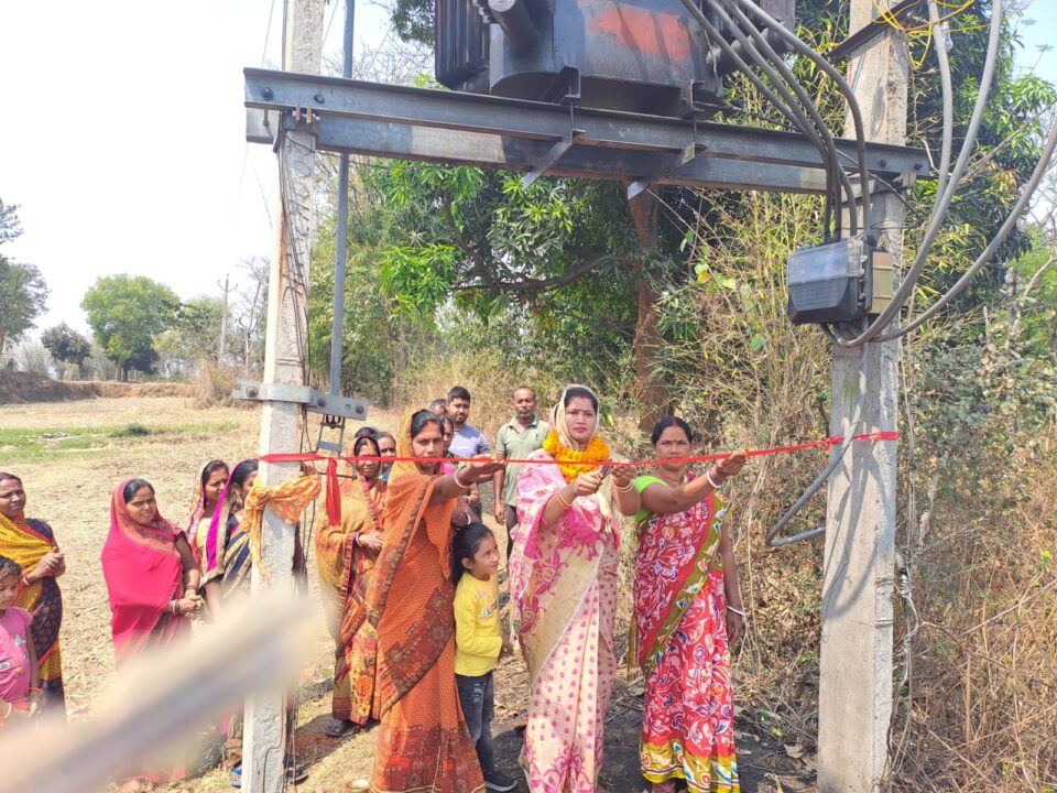 Ramgarh :  मुखिया ने 100 केवीए का ट्रांसफार्मर उद्घाटन, ट्रांसफार्मर से 200 घरों में विद्युत होगा संचार…