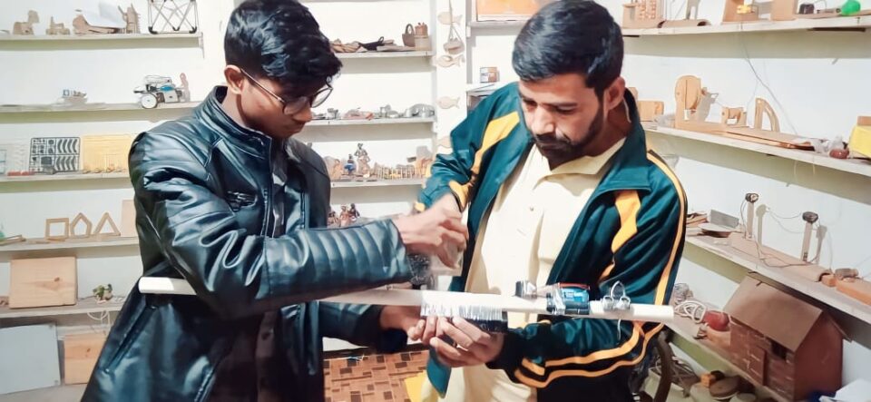 नेत्रहीनों के लिए एक स्मार्ट स्टिक का निर्माण], जो नेत्रहीनों को रास्ता बताने में मदद करती हैं मो साद… – Vananchal 24TV Live – वनांचल 24TV लाइव