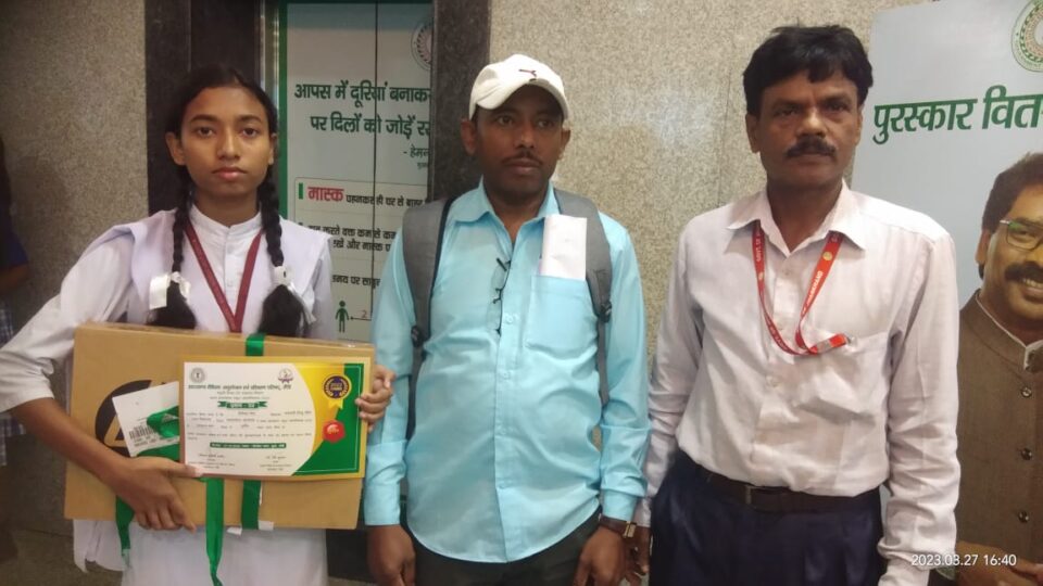 SARAIKELA NEWS : प्राऊड मोमेंट: सीएम हेमंत सोरेन के हाथों सम्मानित हुई सरायकेला की छात्रा दीपिका सिंह. . .