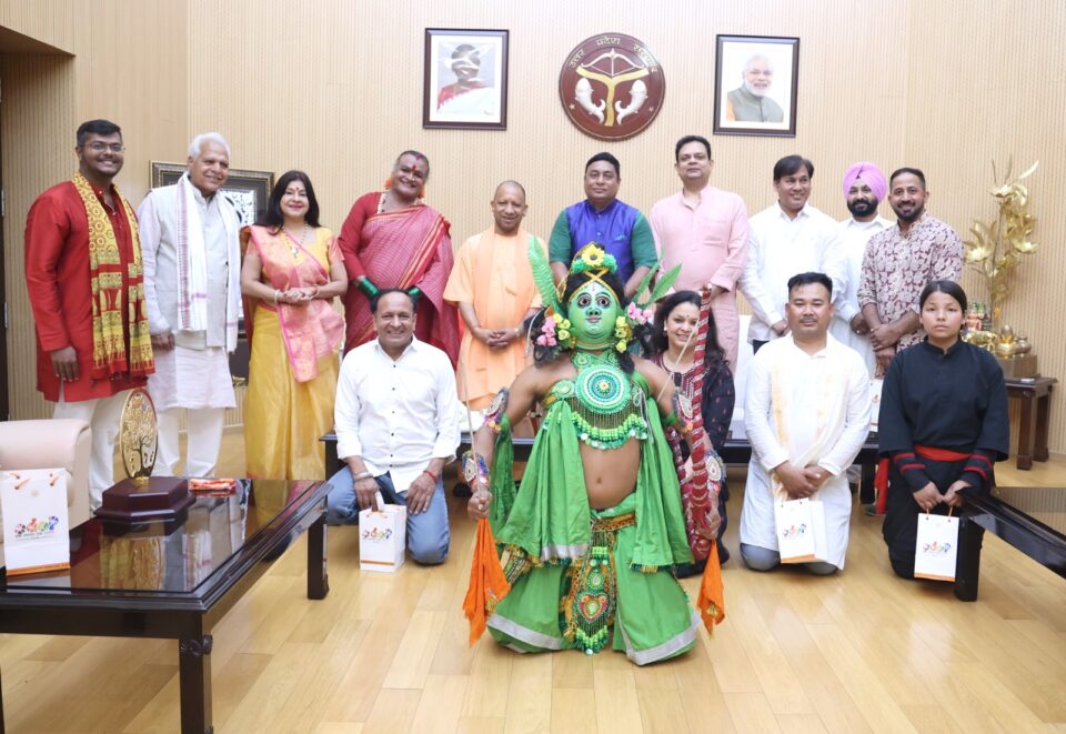 SARAIKELA NEWS : देशज पुरस्कार से नवाजे गए आचार्य छऊ नृत्य विचित्रा के सह निदेशक रंजीत कुमार आचार्य. . .